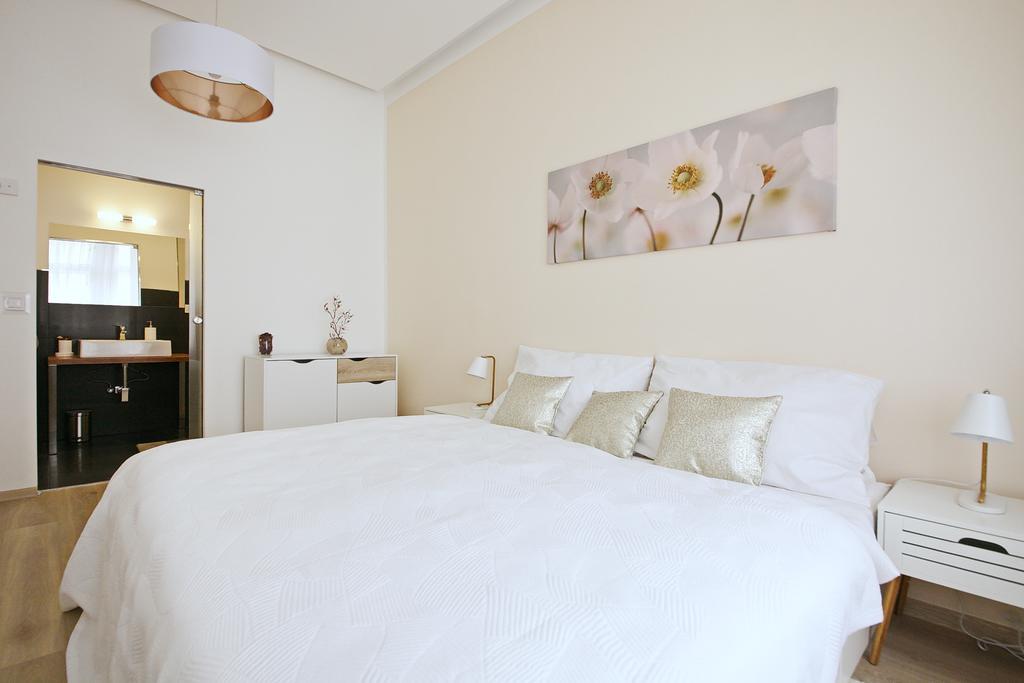 Luxury Center Apt. Charles Bridge Walking Distance Apartment